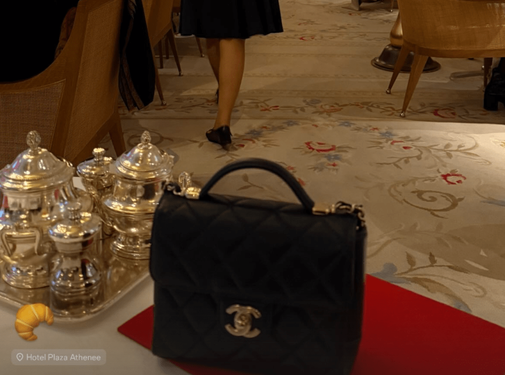 Lukas Neugebauer und eine Chanel Handtasche in Paris